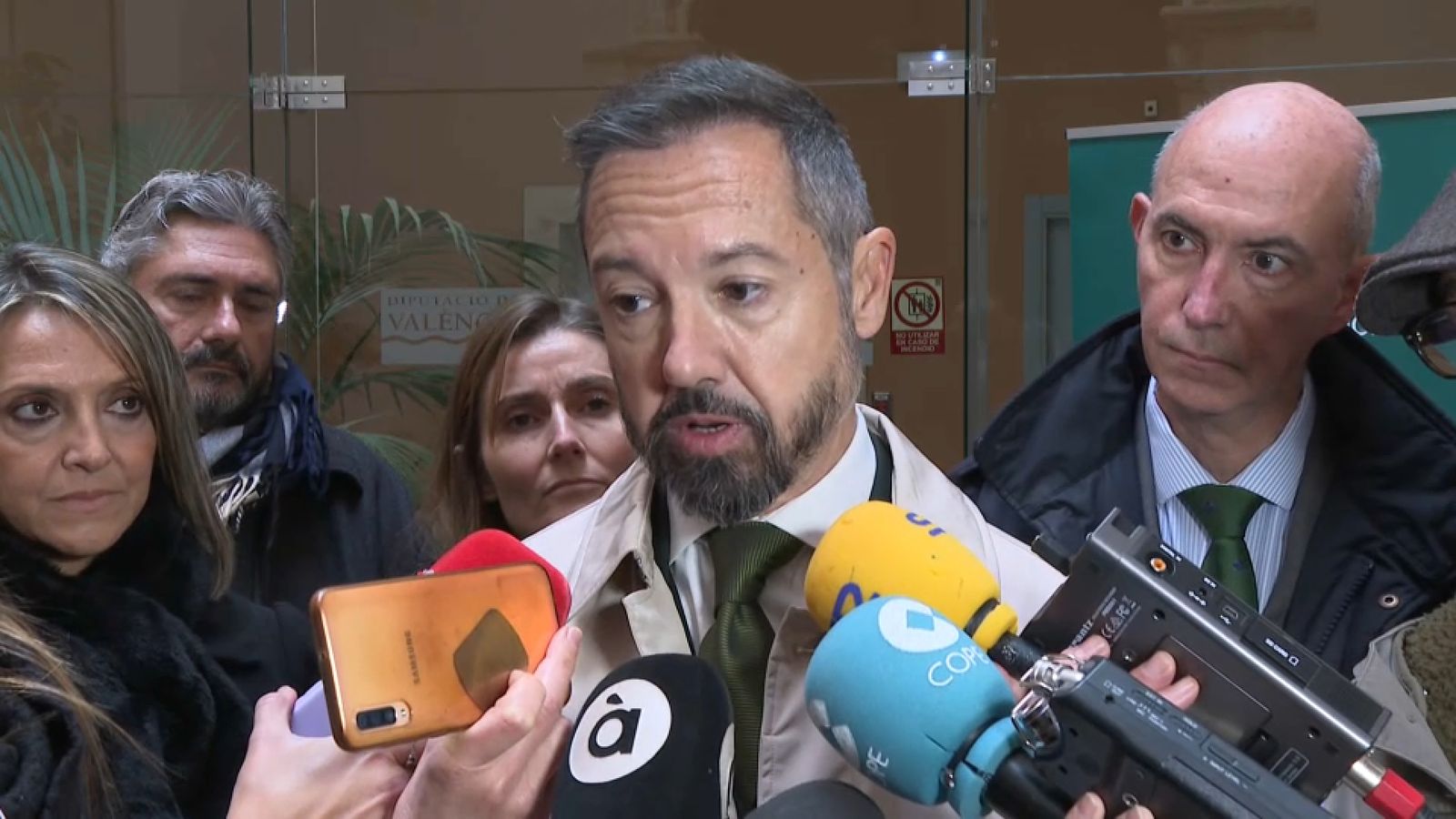 El regidor Juan Manuel Badenas (Vox) atén els mitjans de comunicació