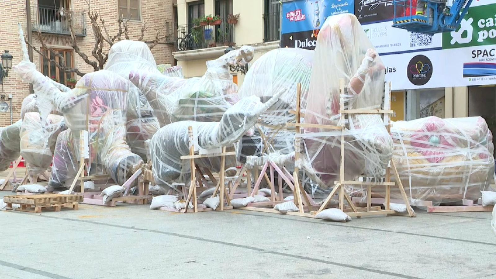 Ninots de la comissió de Na Jordana, al Carme, que han portat este matí des del taller de l'artista