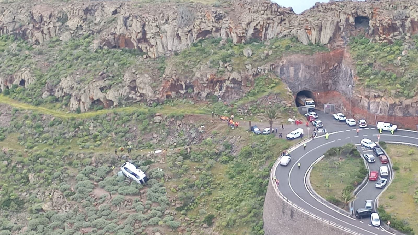 Estat en què ha quedat l'autobus, després de bolcar en una revolta