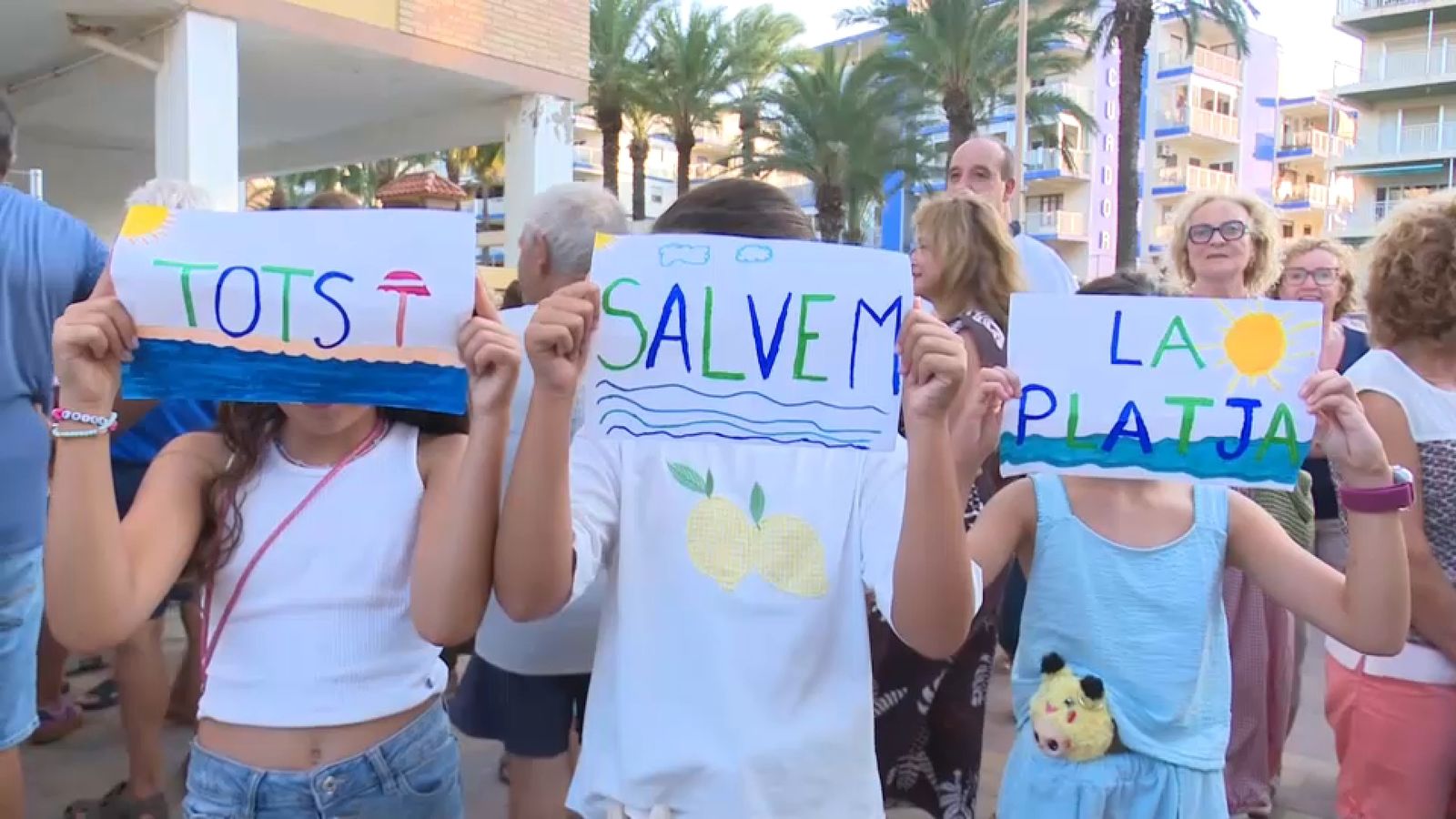 El veïnat de Tavernes es manifesta per exigir accions contra la regressió de la costa
