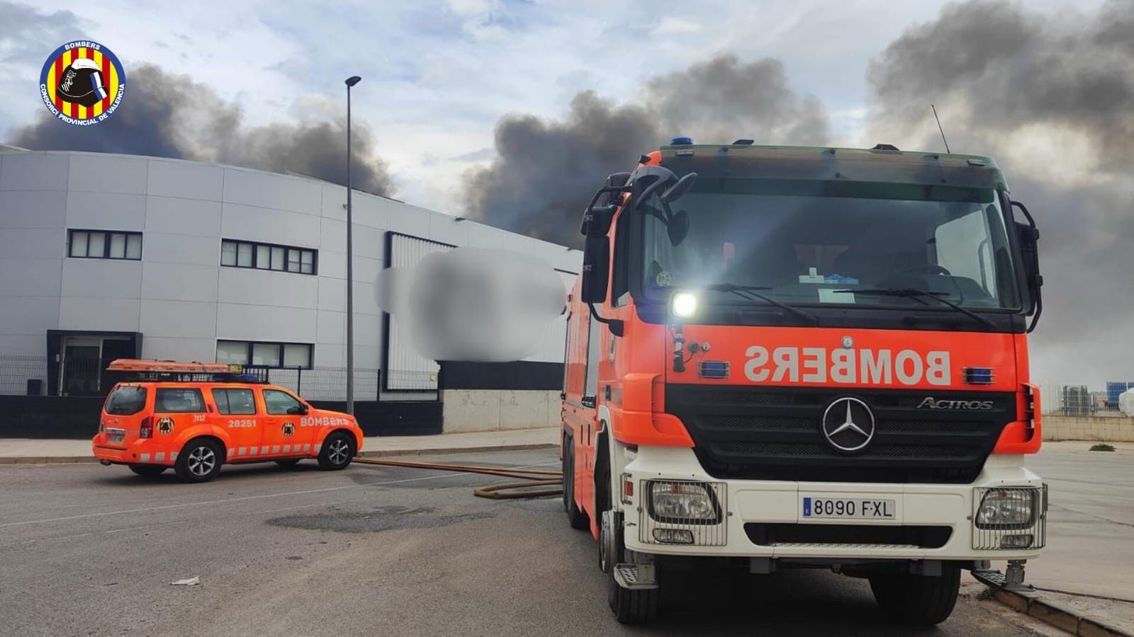Un camió dels bombers, davant de la nau incendiada