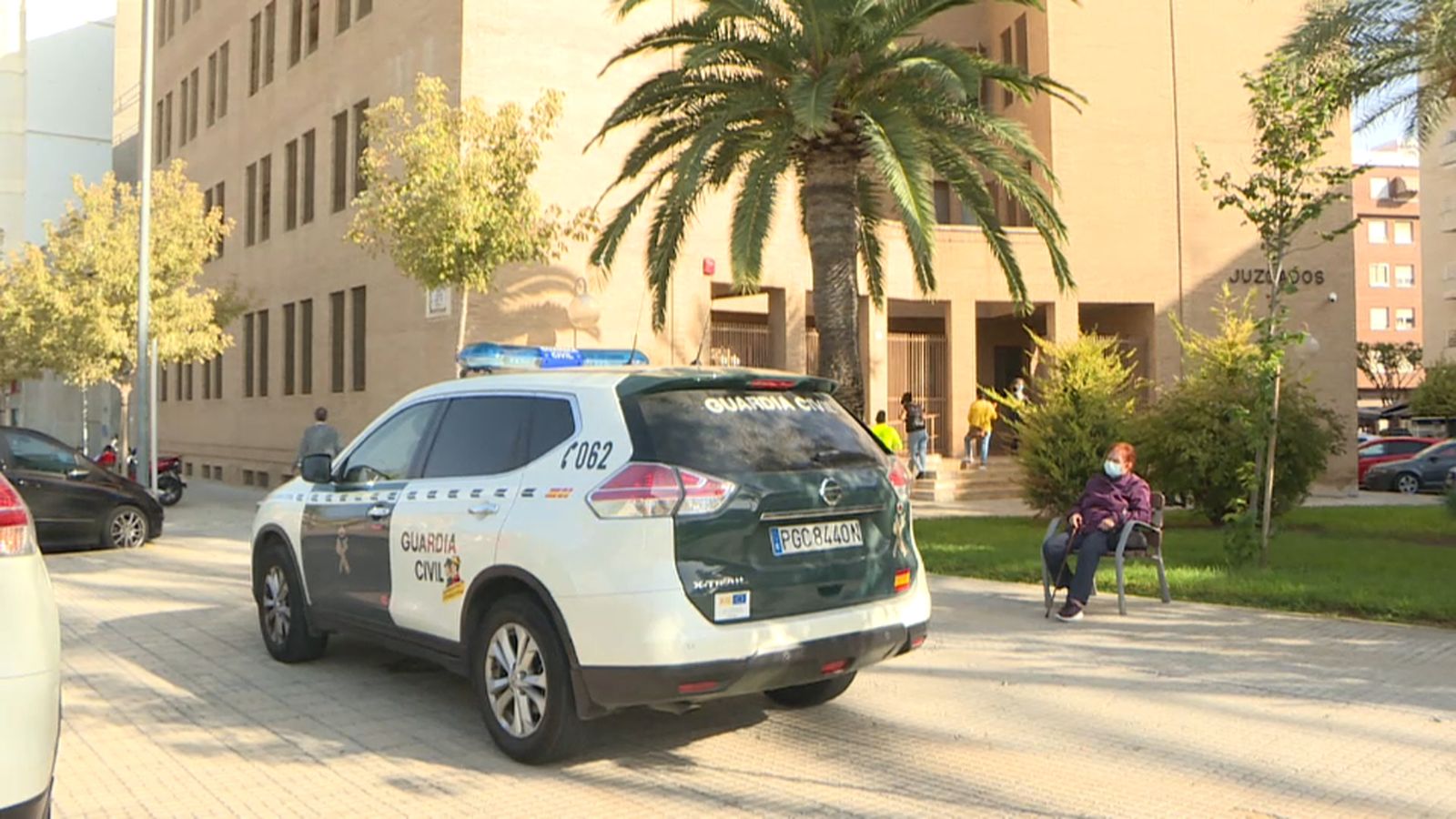 Vehicle de la Guàrdia Civil, davant del jutjat de Gandia, aquest dimecres