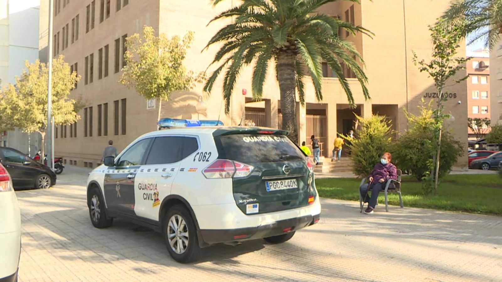 Vehicle de la Guàrdia Civil, davant del jutjat de Gandia, aquest dimecres