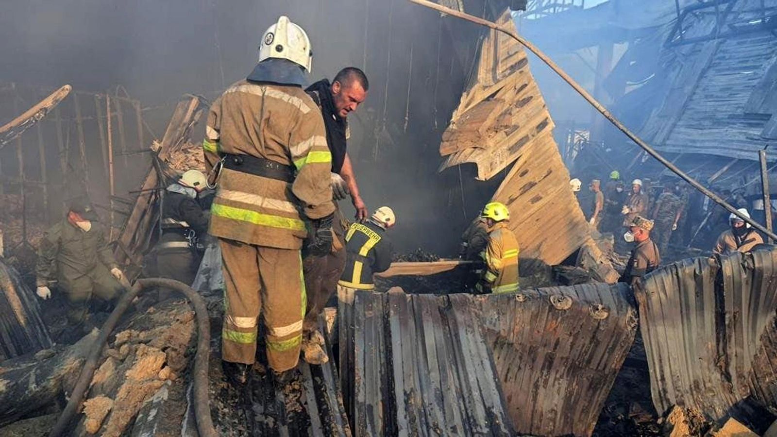 Els bombers treballant per a extingir l'incendi en un centre comercial a Kremenchuk, Ucraïna, després de l'atac rus
