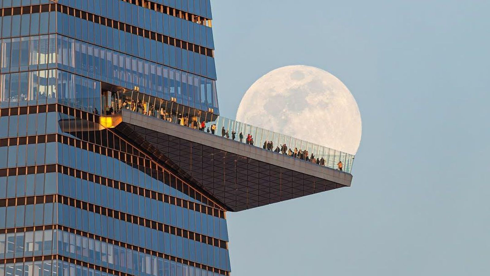 La Lluna diürna que capta sobre la balconada de l'edifici Edge Building de Nova York
