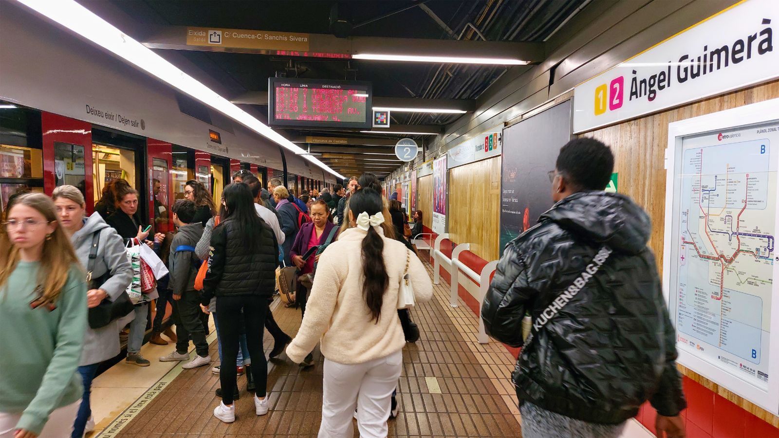 Parada de metro d'Àngel Guimerà, a València