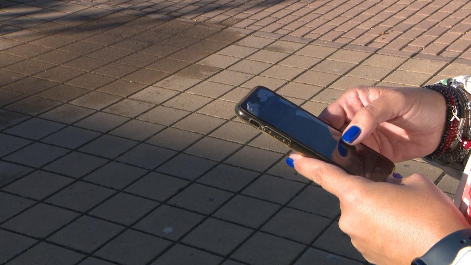 Una menor utilitza el telèfon mòbil