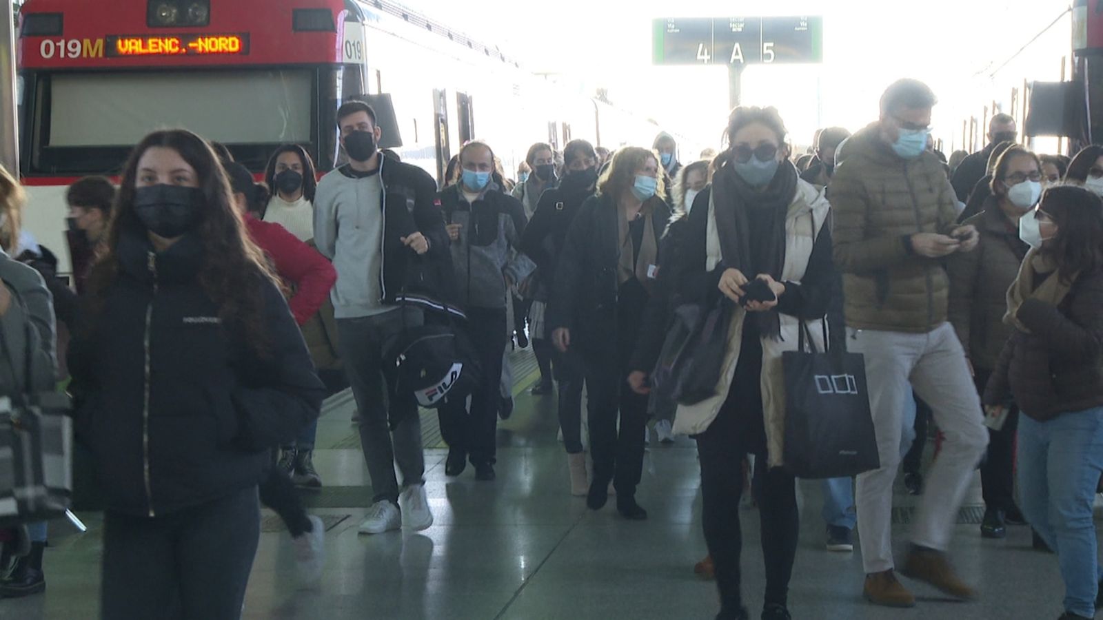 Les cancel·lacions de Rodalies a la Comunitat Valenciana provoca aglomeracions als trens i les andanes