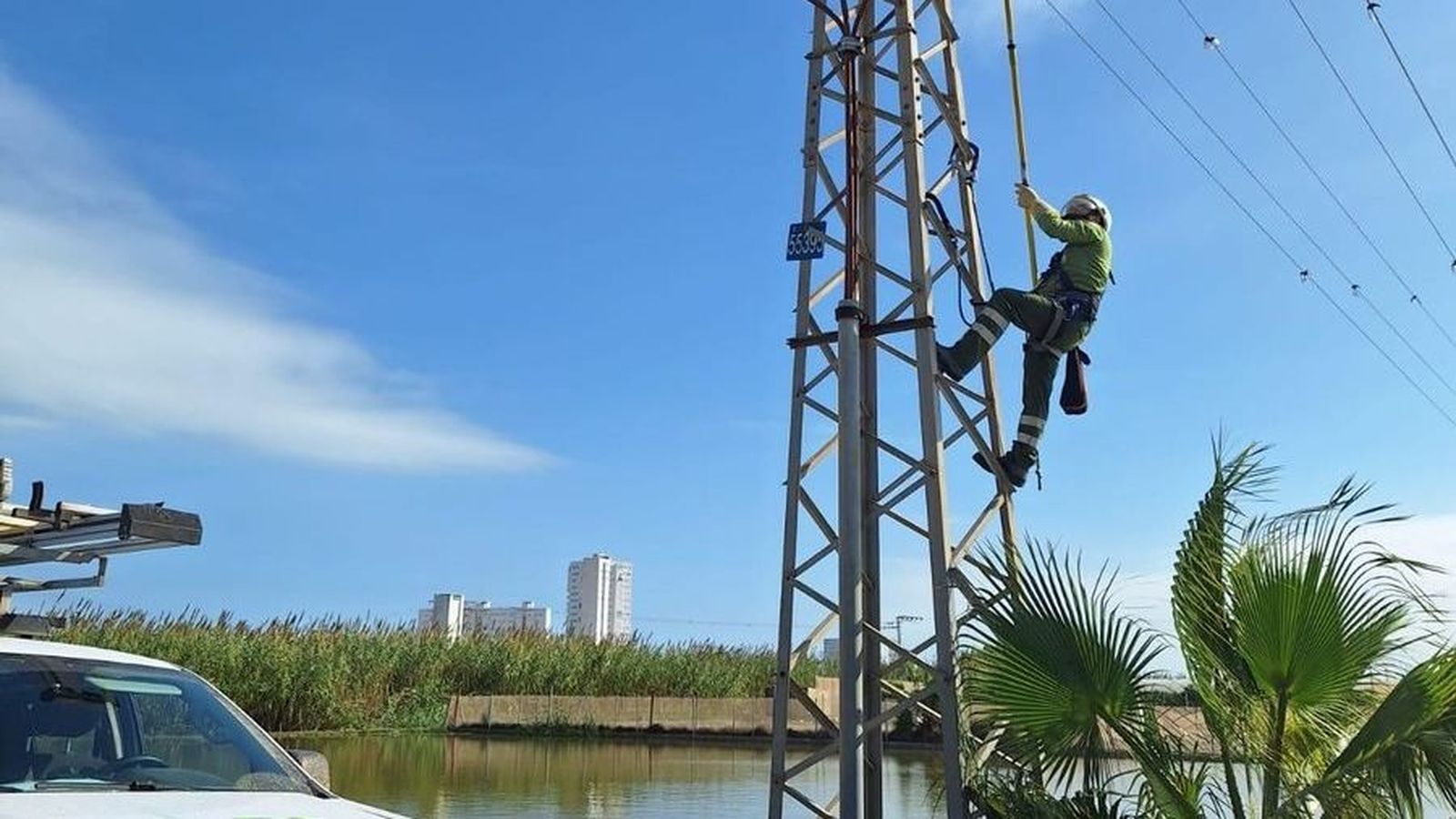 Un operari treballa en la recuperació del subministrament elèctric