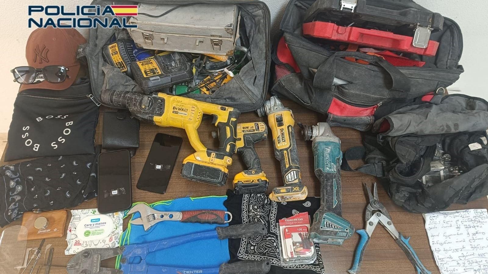Ferramentes que la policia va incautar als lladres que van entrar a robar a la vivenda d'Alzira