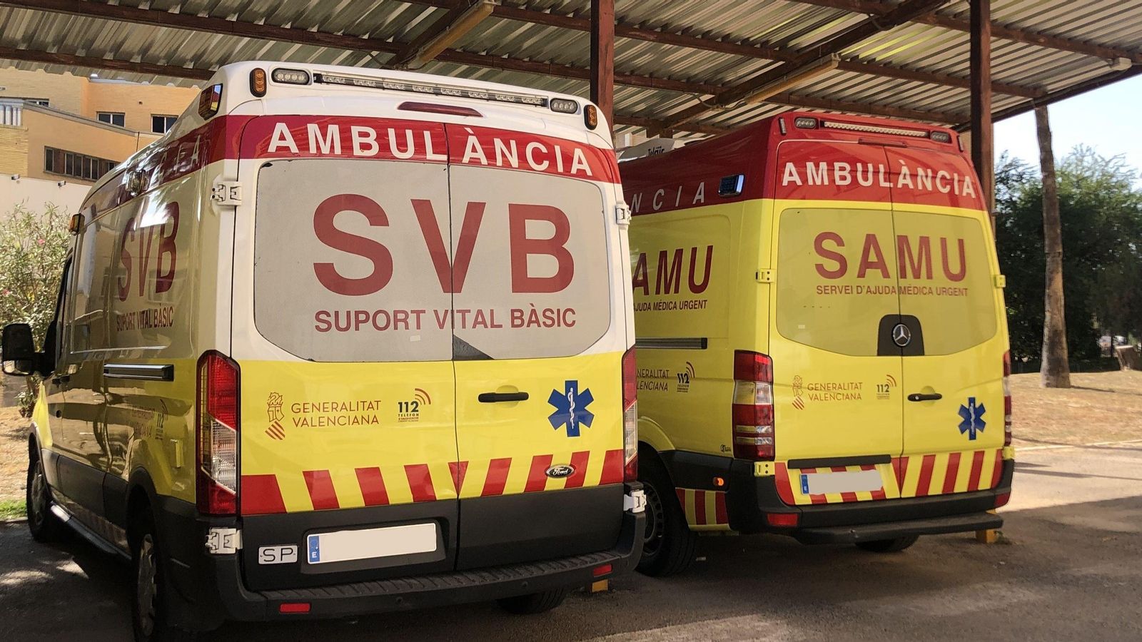 Imatge d'arxiu de dos ambulàncies Imatge d'arxiu de dos ambulàncies
