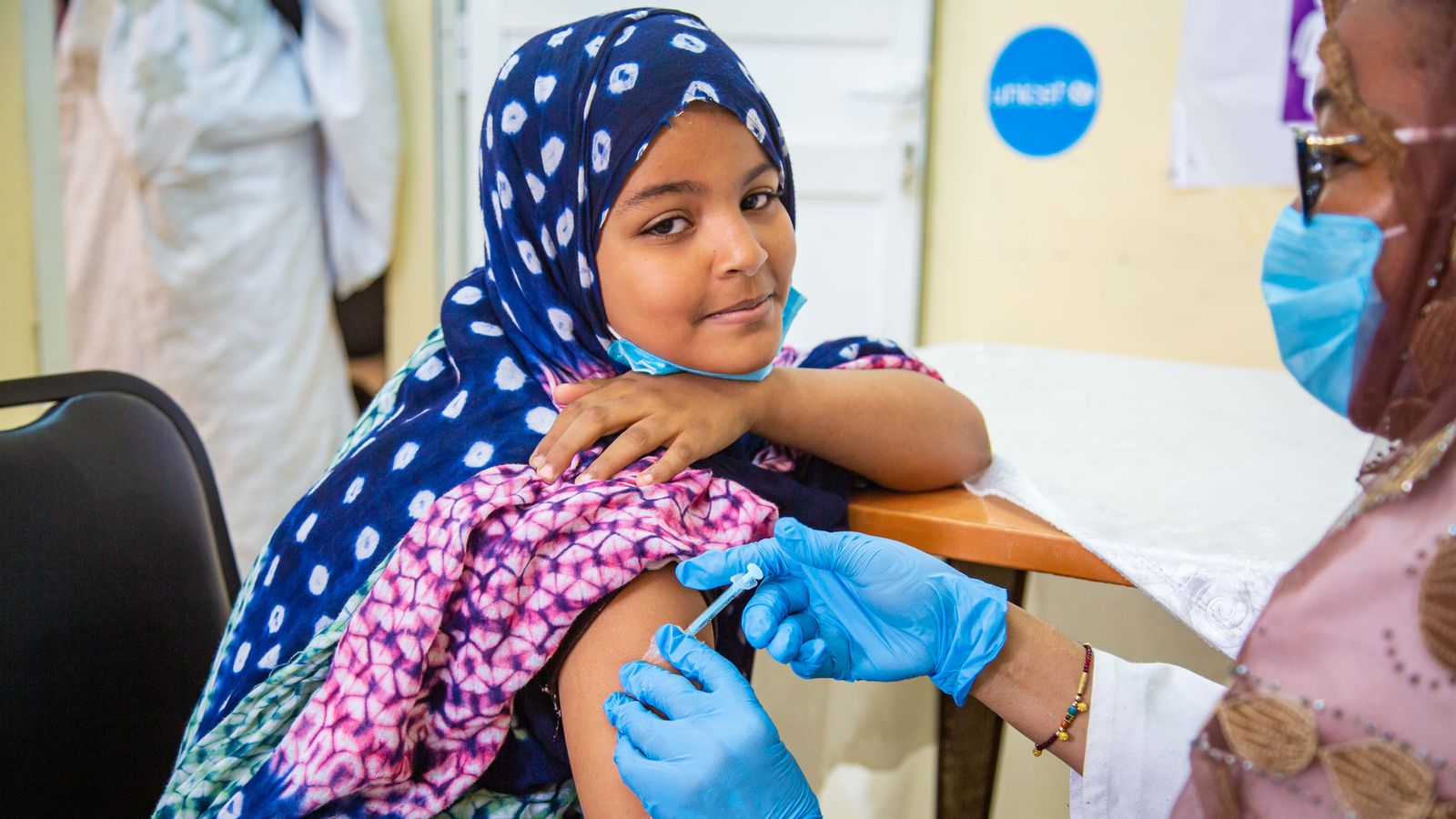 Una xiqueta es vacuna amb la primera dosi contra el virus del papil·loma humà