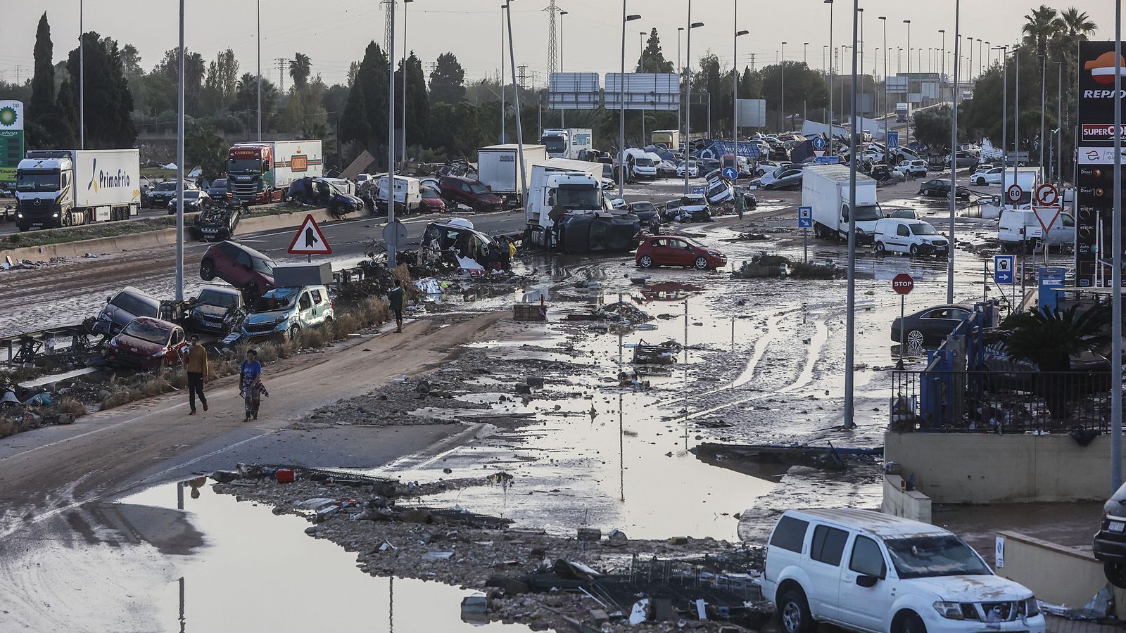 La destrucció de la dana en una de les vies d'accés a Alfafar