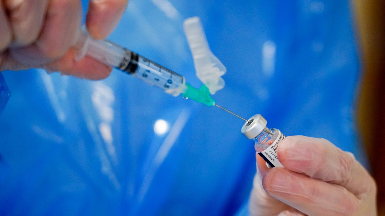 Un sanitari prepara una vacuna