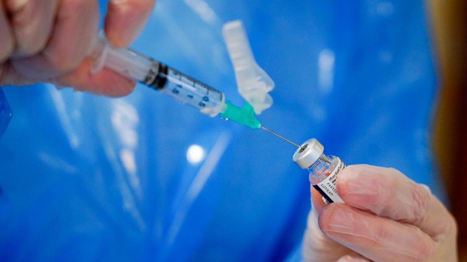 Un sanitari prepara una vacuna