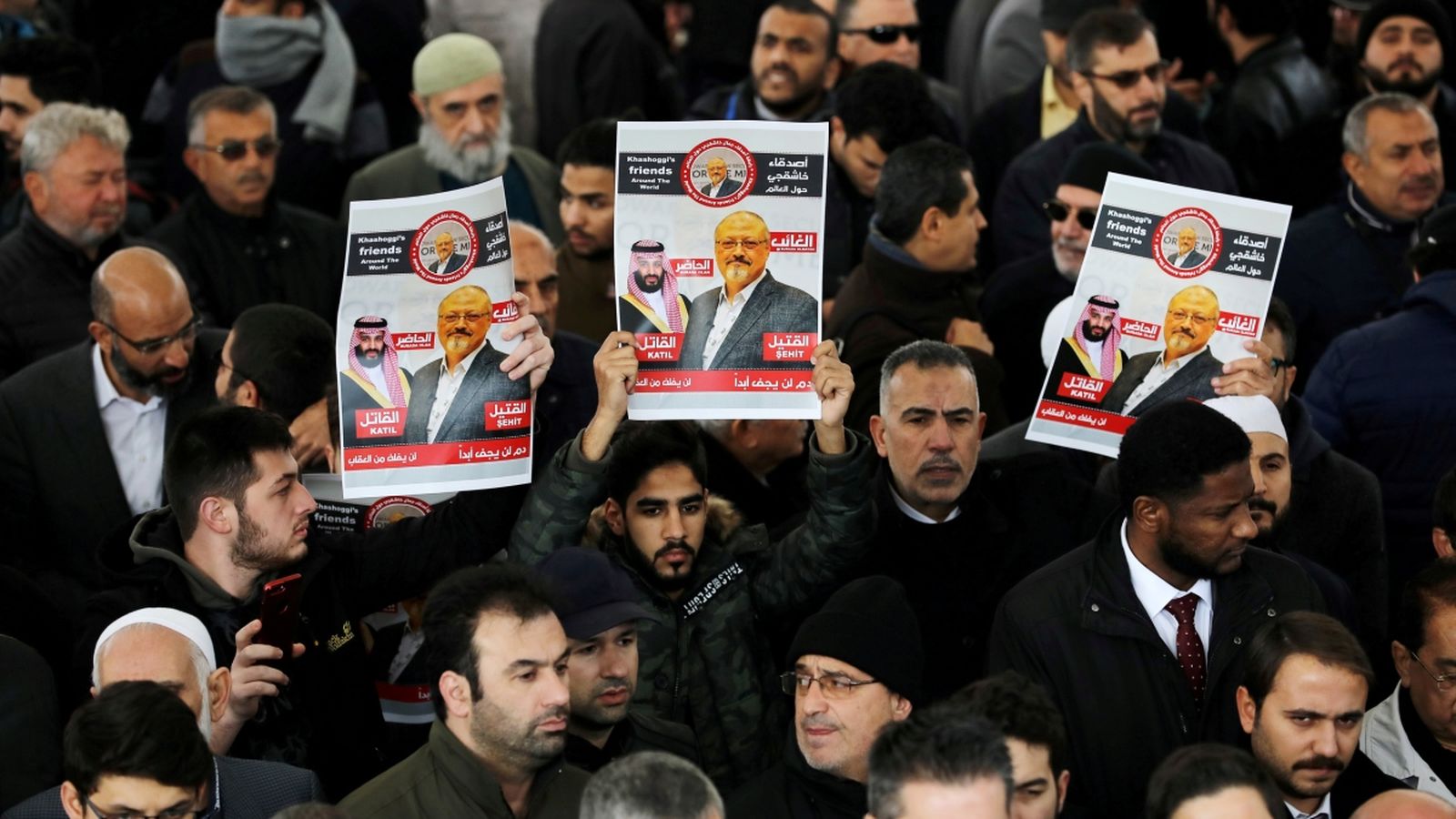 Un grup de manifestants sostenen fotos del periodista Jamal Khashoggi a la mesquita de Fatih a Istanbul