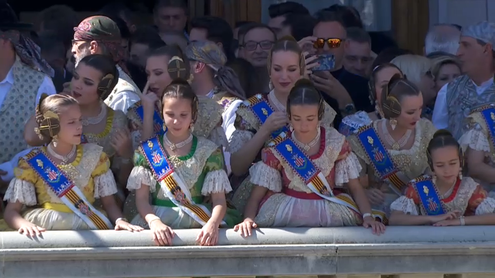 En Falles el balcó de l'Ajuntament de València es converteix en una passarel·la per on desfilen polítics i personalitats.