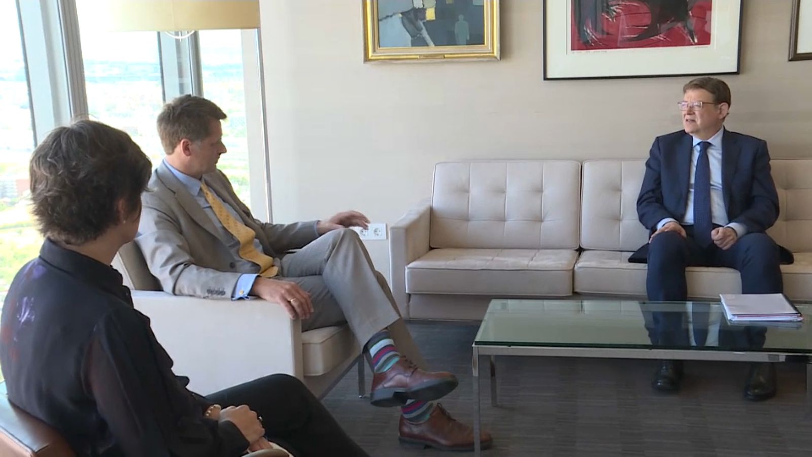 El president de la Generalitat amb els representants del Regne Unit, en la reunió que han mantingut aquest dilluns