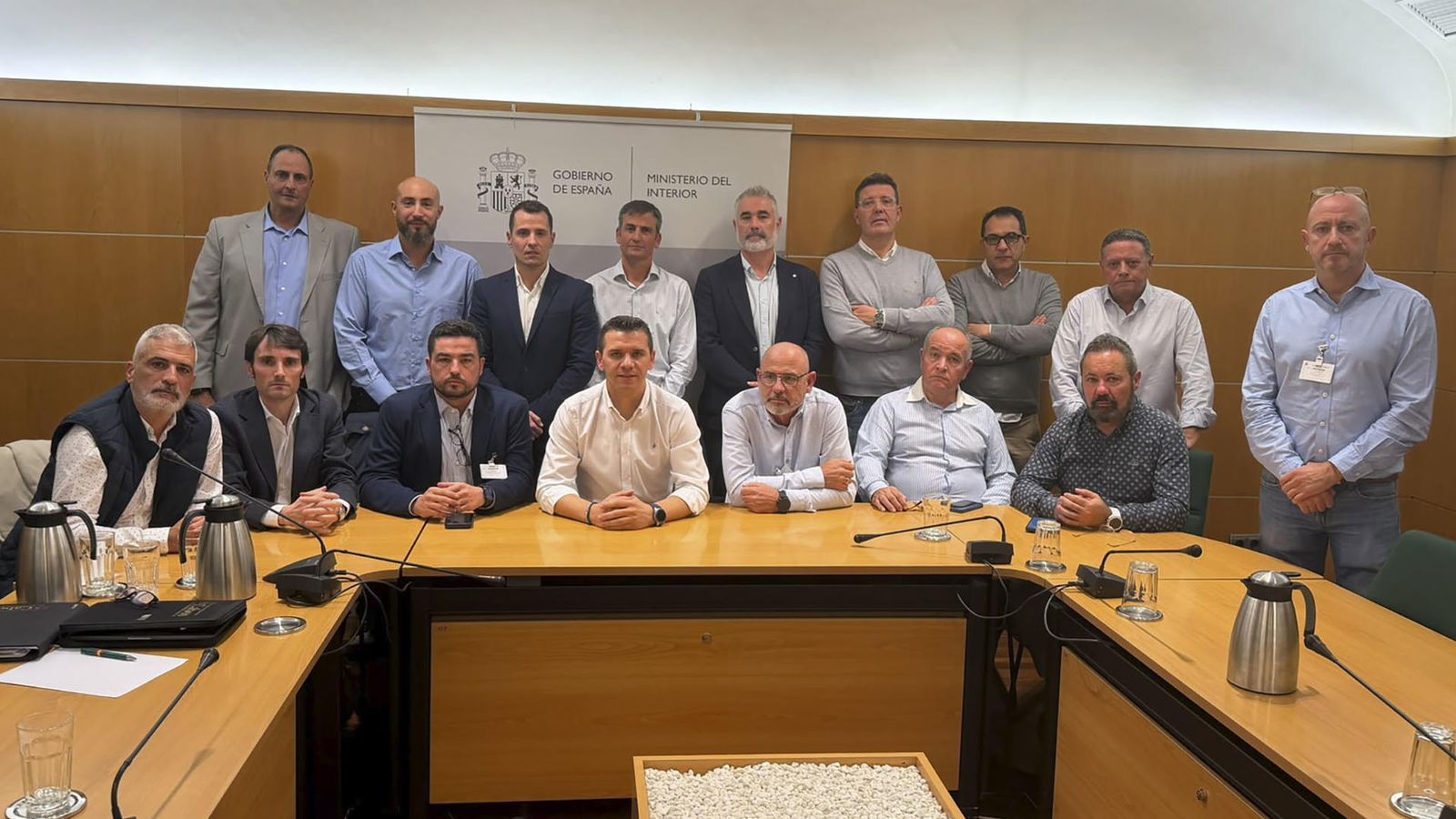 Representants dels principals sindicats d'agents tancats este dimarts a la seu de la Secretaria d'Estat de Seguretat
