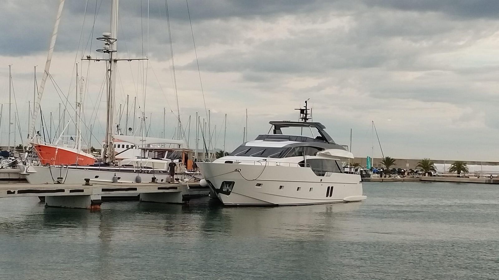 El iot ha arribat este diumenge de vesprada a la Dàrsena de Llevant del Club Nàutic de València