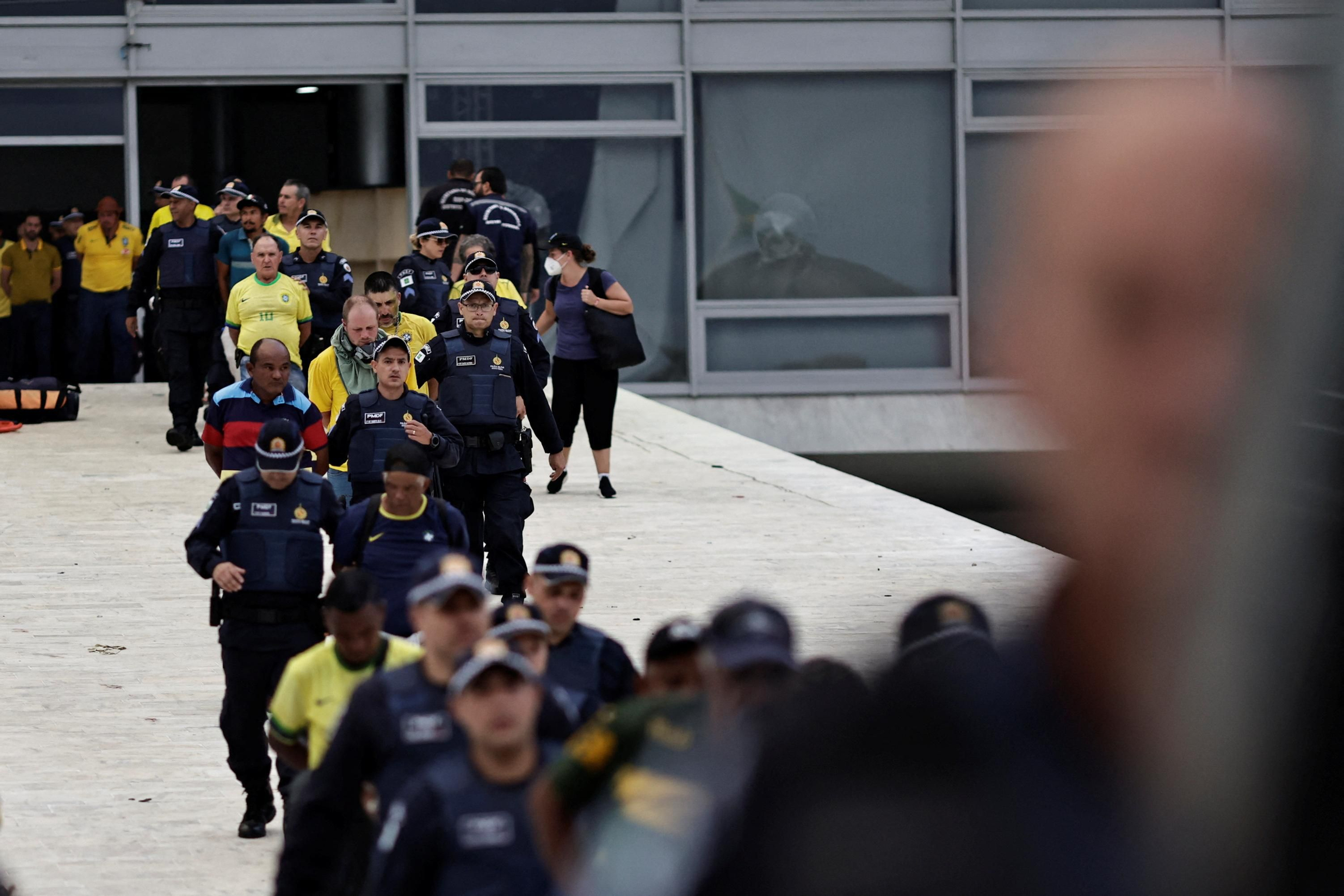Seguidors radicals de Bolsonaro ixen detinguts dels palaus brasilers Seguidors radicals de Bolsonaro ixen detinguts dels palaus brasilers