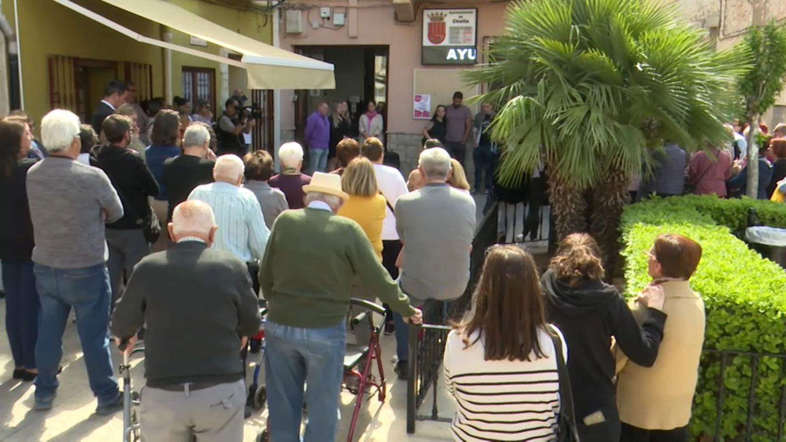 El veïnat de Xella, a les portes del consistori, en la concentració convocada en senyal de rebuig al crim que va acabar amb la vida d'una de les seues veïnes