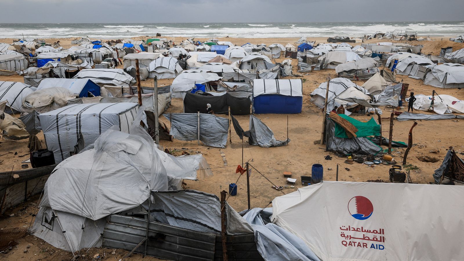 En imatge, un assentament de tendes de campanya de desplaçats palestins durant el temporal