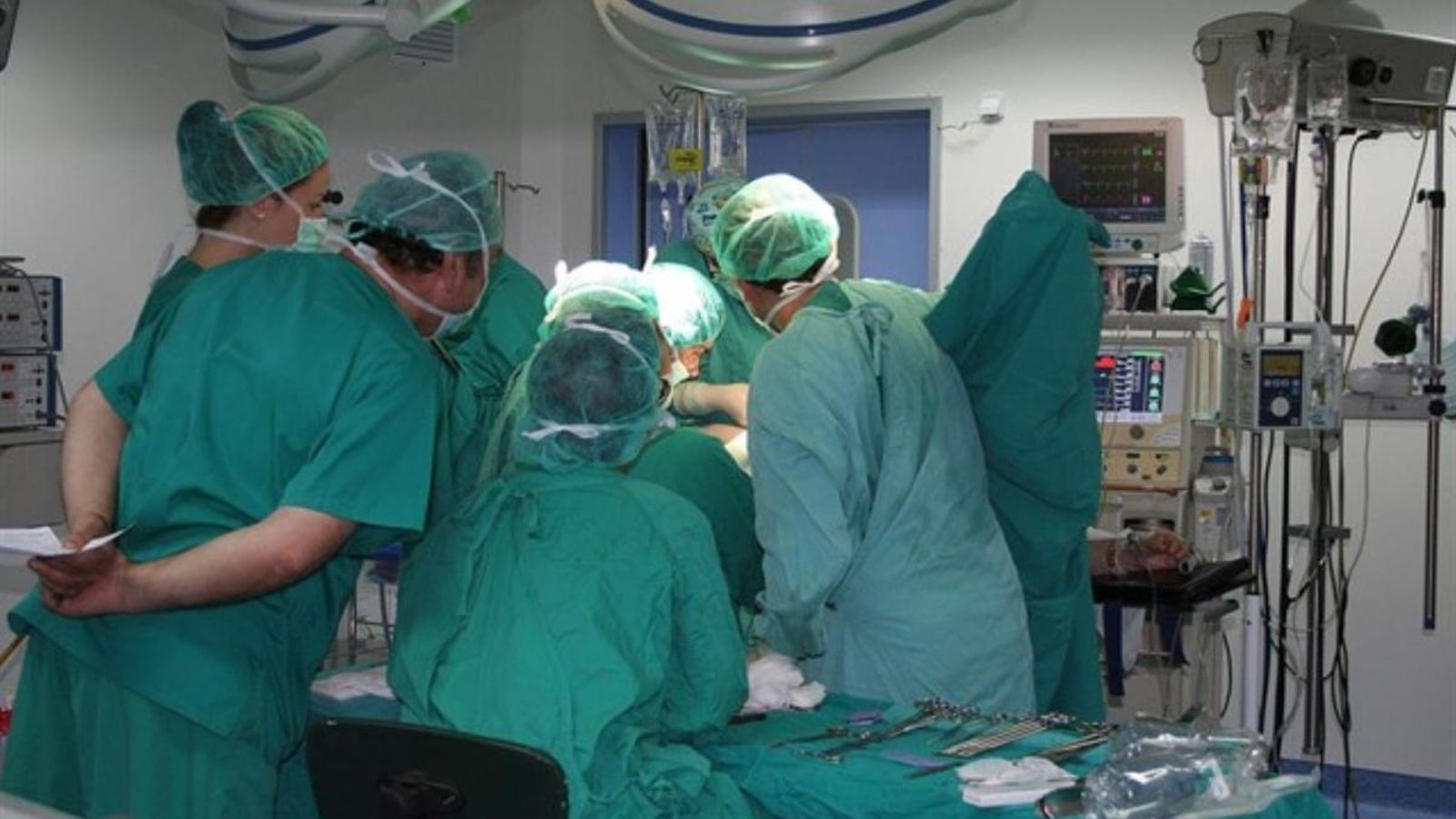 Personal mèdic durant una intervenció quirúrgica