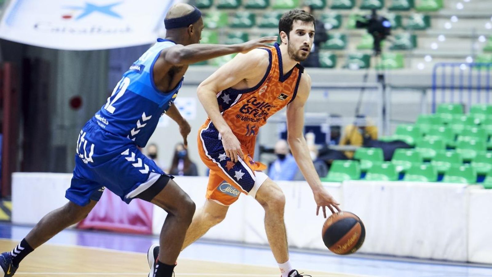 El jugador del València Basket, Guillem Vives, en una acció en el partit contra el San Pablo Burgos