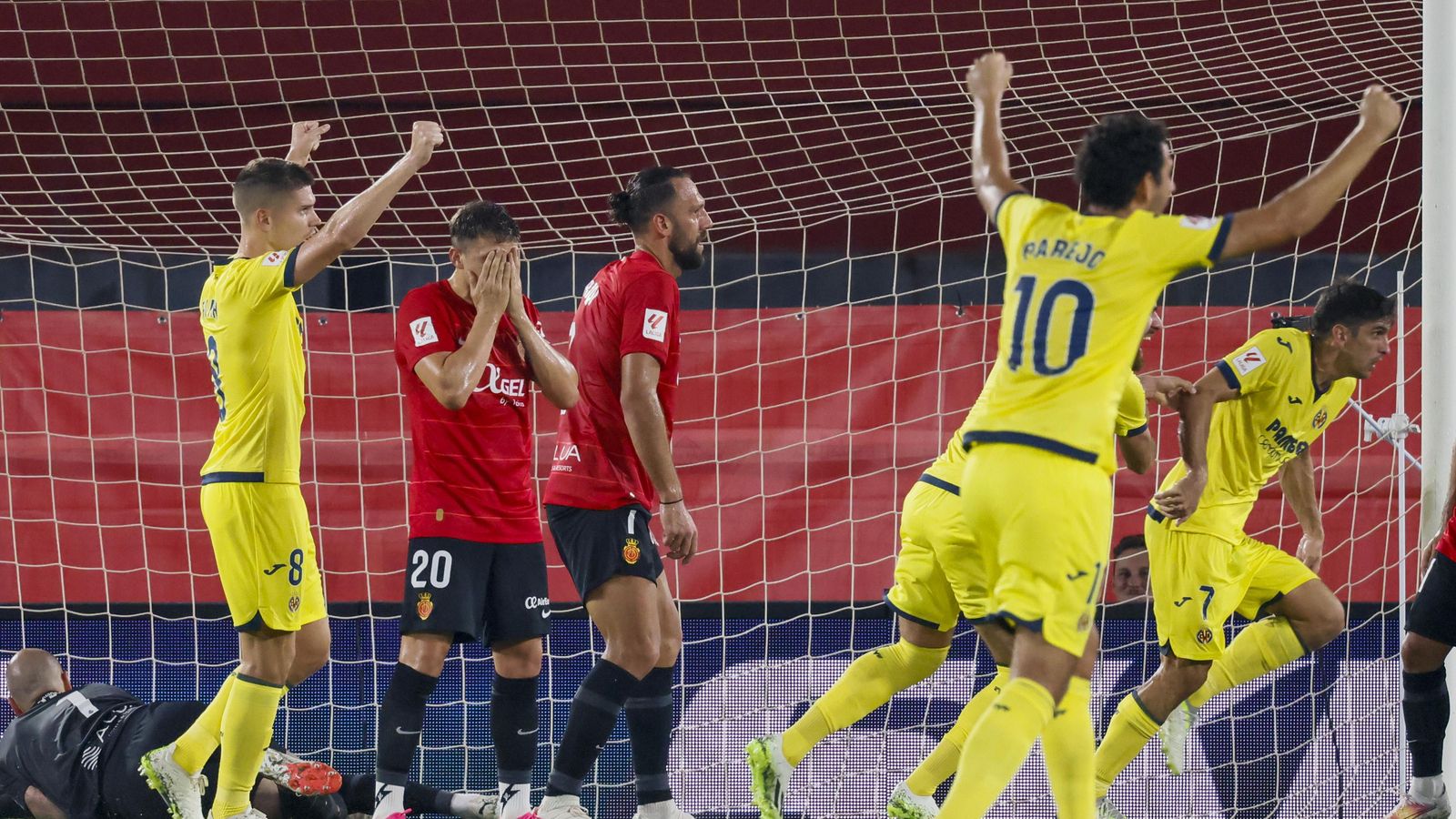 Els jugadors del Vila-real celebren el gol de Gerard Moreno