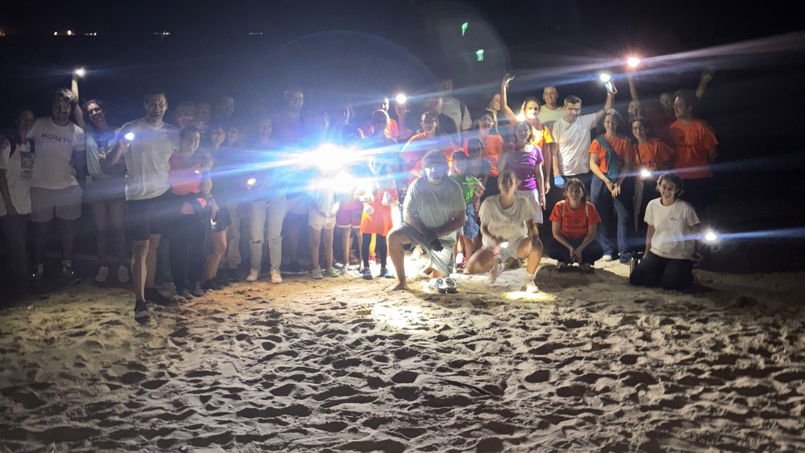 L'equip de voluntaris que ha ajudat al naixement de les 43 cries de tortuga a la platja de la Punta (Saler)