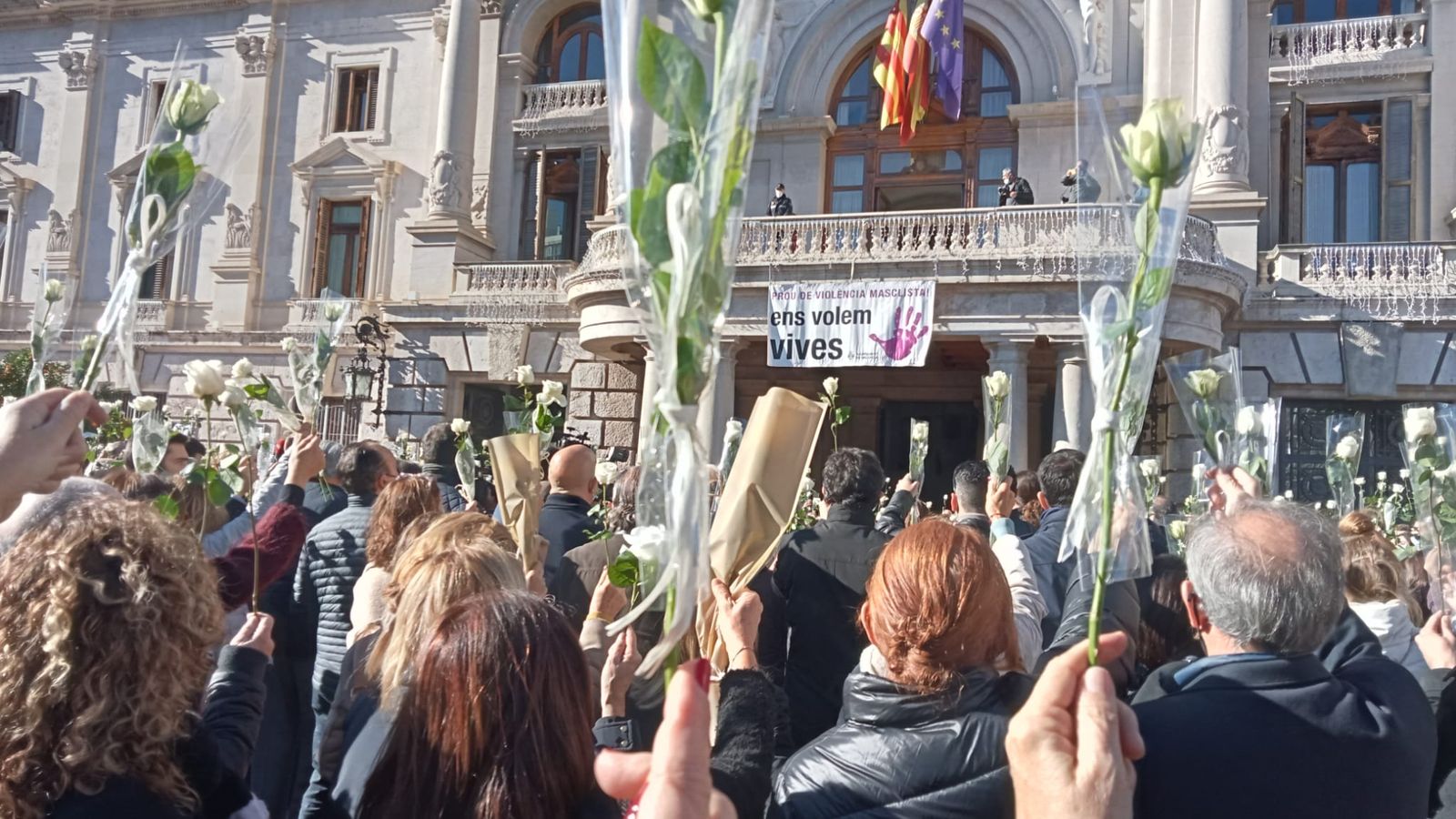 Un moment del minut de silenci en protesta contra l'assassinat d'una jove a València