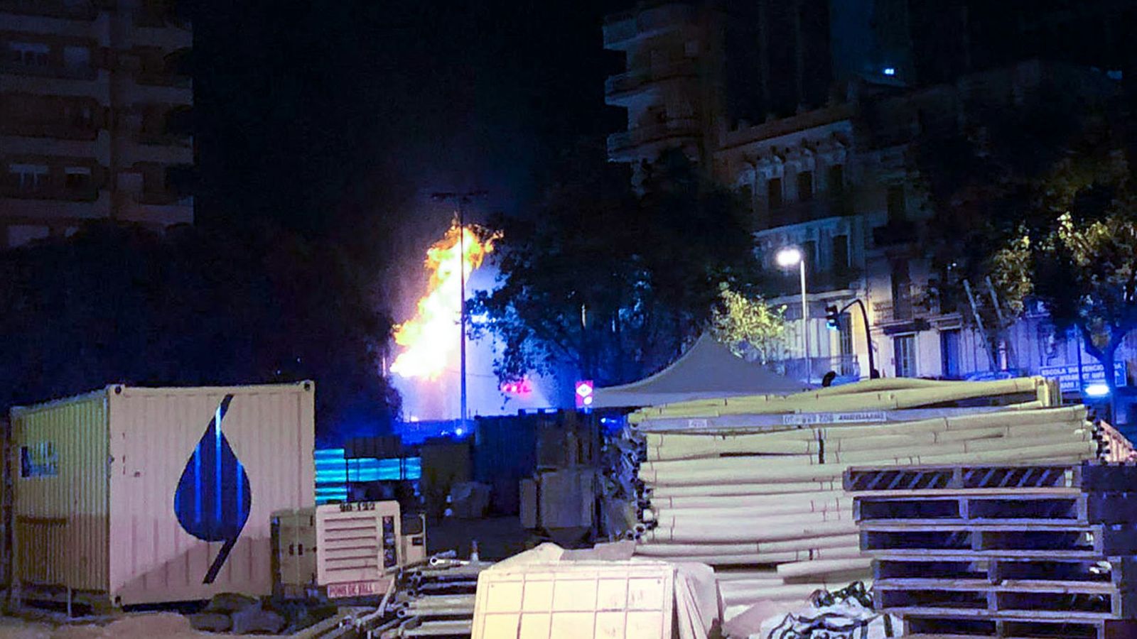 Incendi posterior a l'explosió que s'ha produït este dimecres a la nit a Barcelona