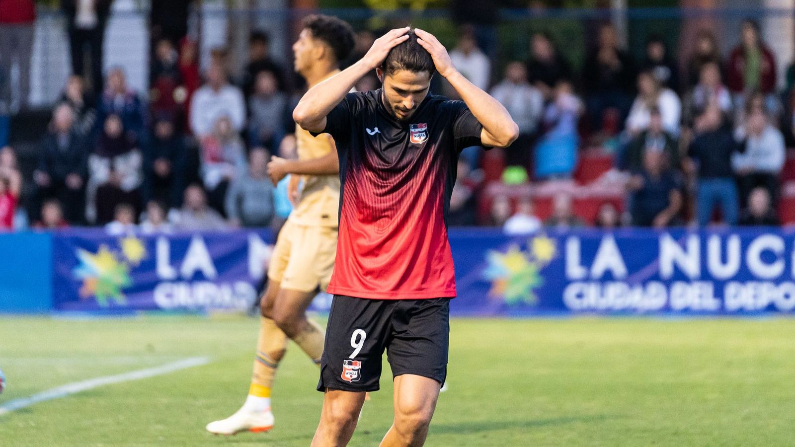 Juan Delgado es lamenta després d'una acció fallada