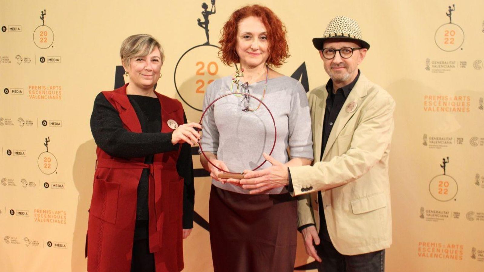 Carmen Giménez-Morte, al centre, amb la consellera de Cultura, Raquel Tamarit, i el director de la gala de lliurament dels premis, Joanfran Rozalén