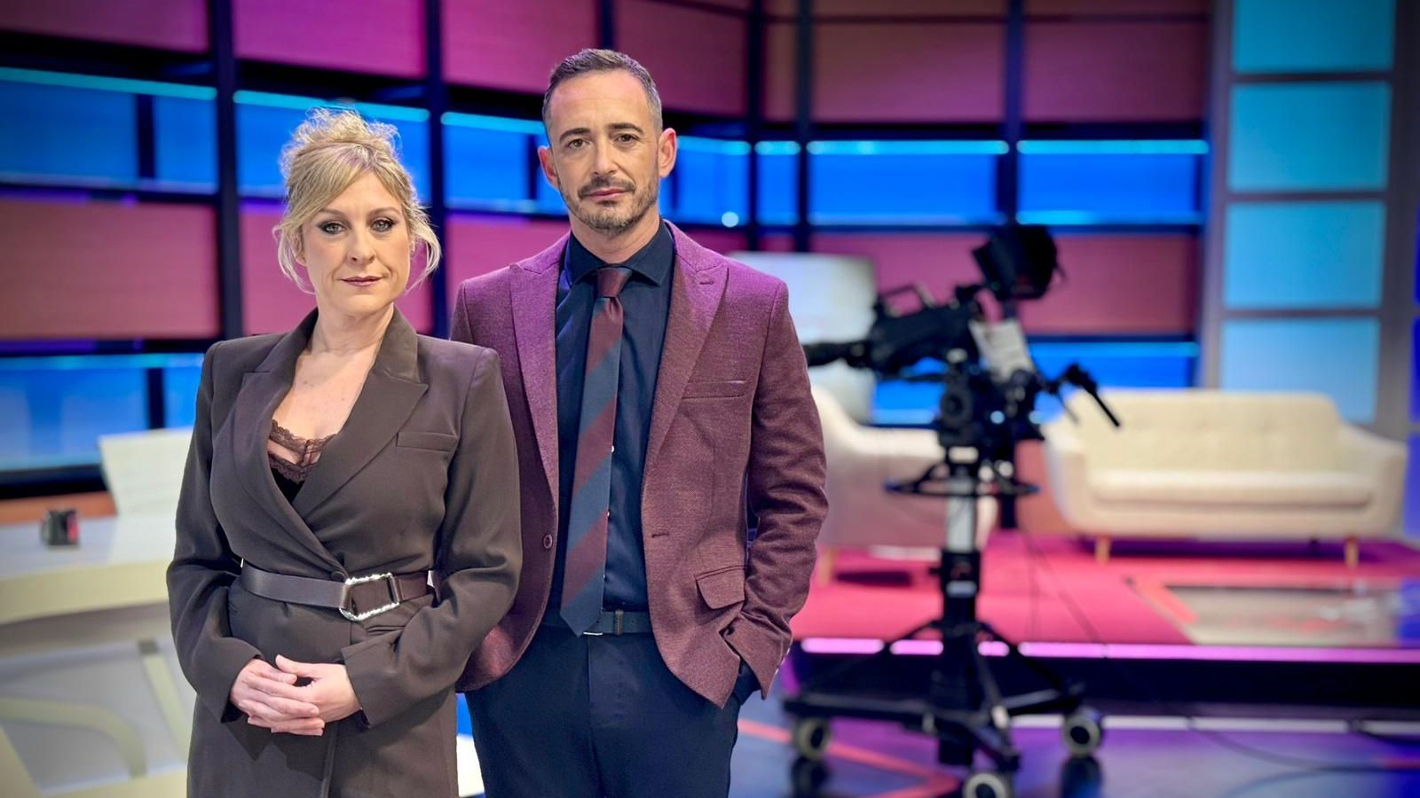 MIreia Llinares i Juan Nieto, presentadors del programa 'À Punt et busca', els dimecres per la nit en À Punt