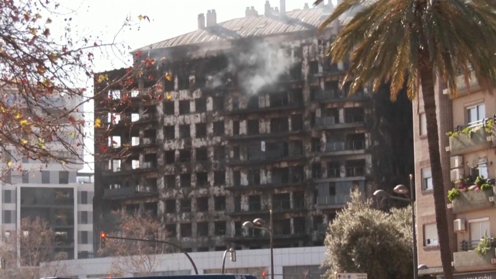 L'edifici incendiat de Campanar, dies després de la catàstrofe