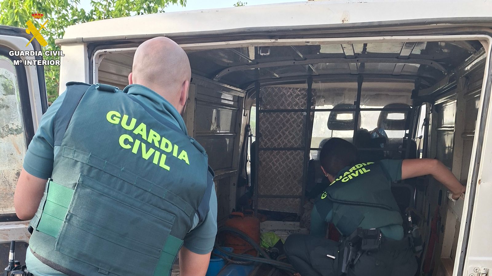 Dos agents de la Guàrdia Civil, amb el material requisat