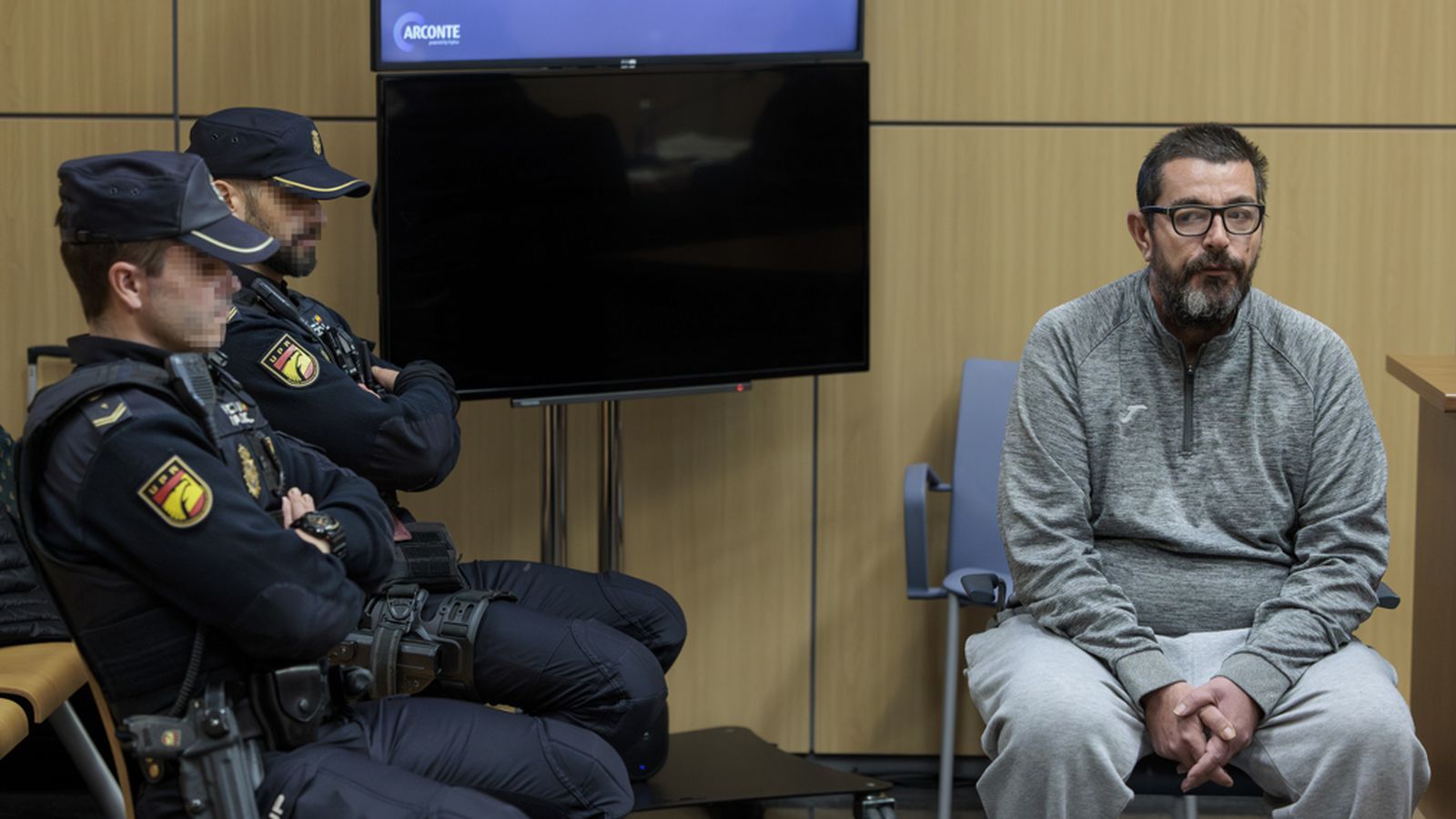 En imatge, el veí de Sueca processat per matar el fill d'onze anys per a "causar dolor" a la mare, en un moment del juí