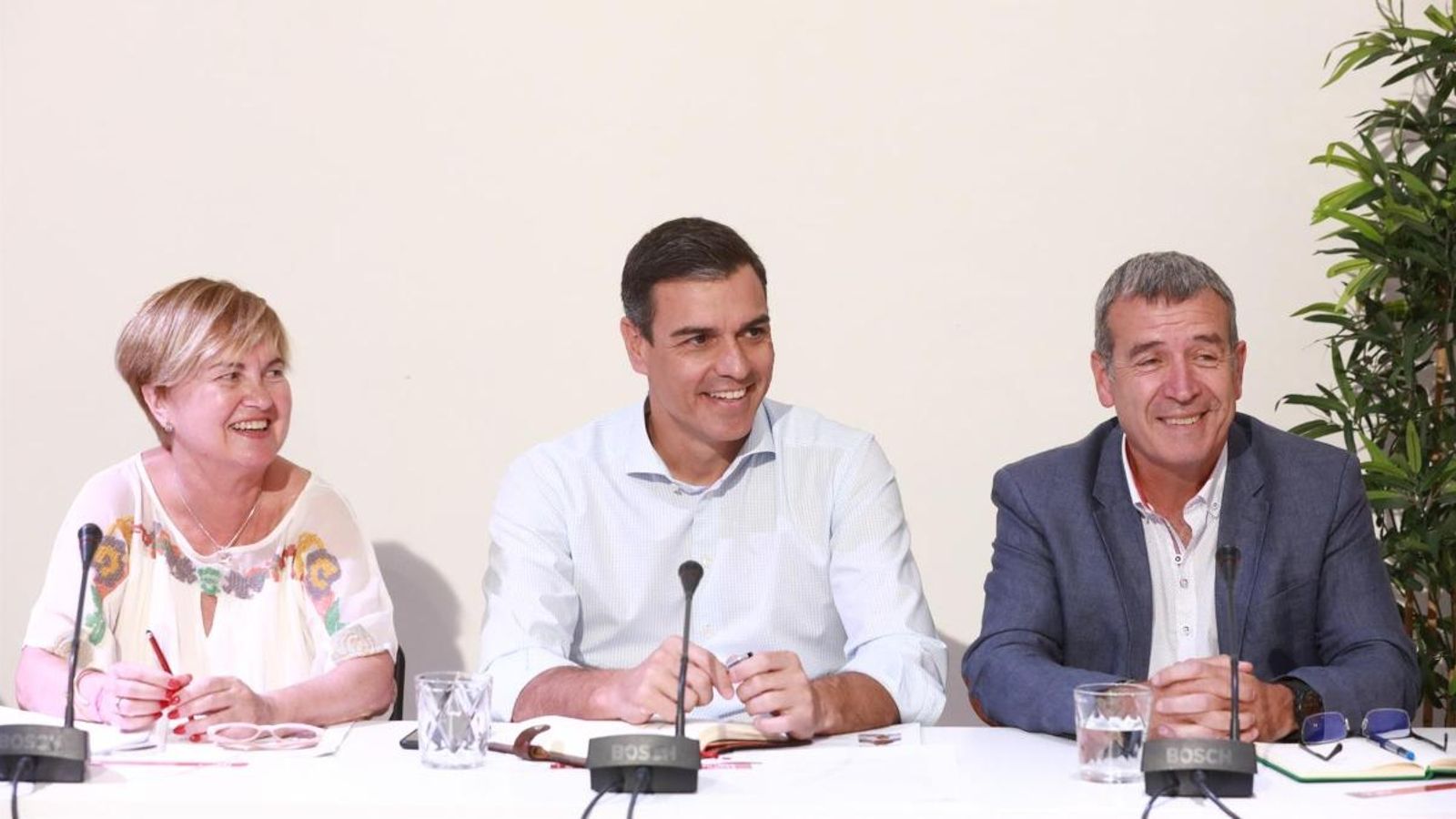 Pedro Sánchez (centre) durant la ronda de contactes amb col·lectius socials