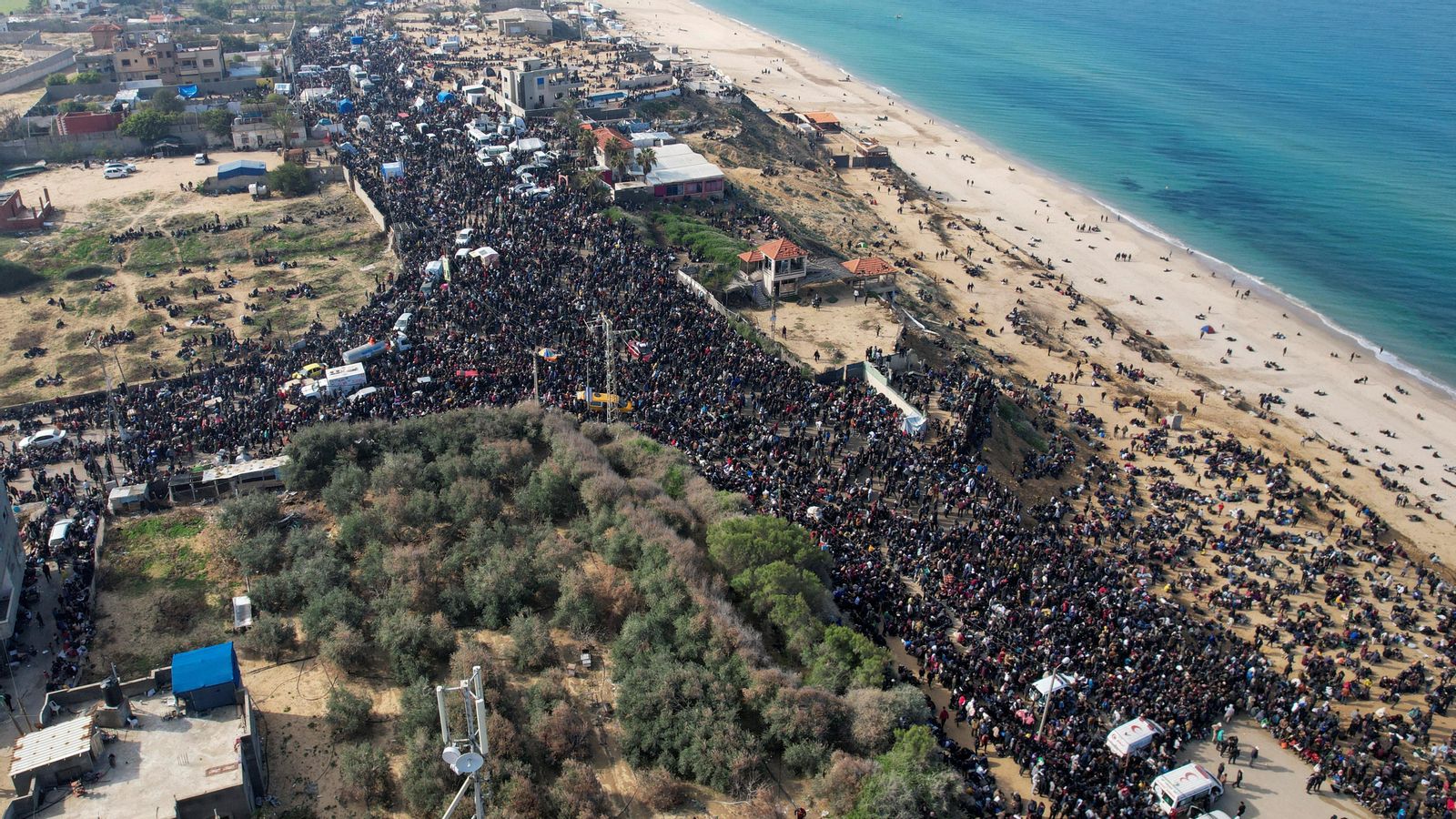 Milers de palestins esperen que Israel els deixe tornar a casa al nord de Gaza, imatge de dron