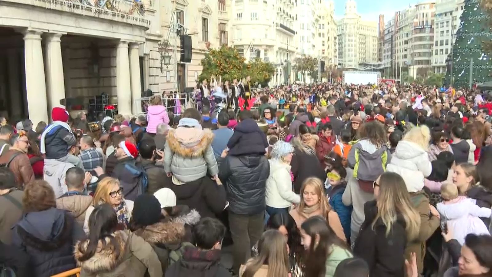 La plaça de l'Ajuntament de València, de gom a gom
