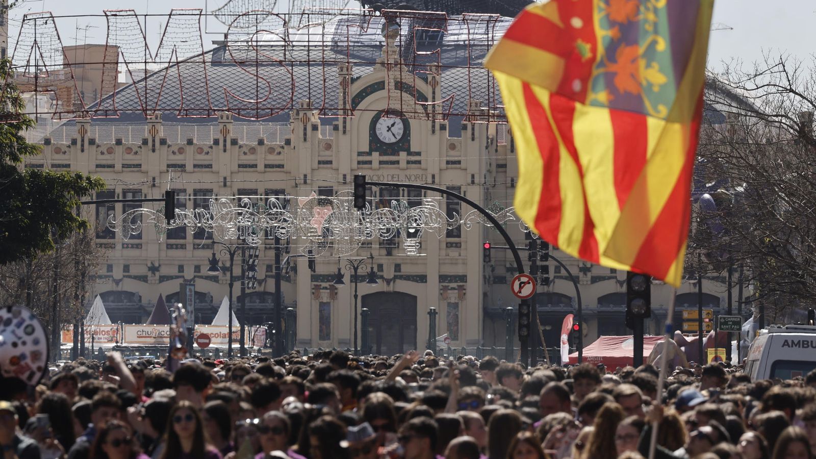 Una multitud d'assistents omplia este divendres, primera jornada en què els trens de Gandia i Xàtiva no han arribat fins a València, les immediacions de l'Estació del Nord