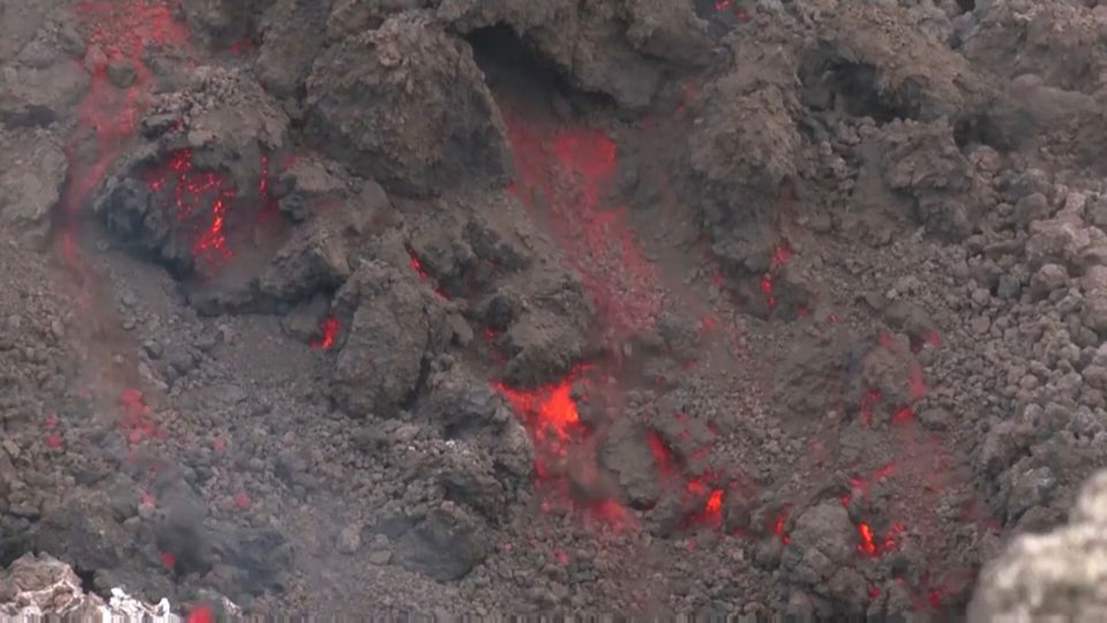La lava avança cap a la mar al pas per Todoque