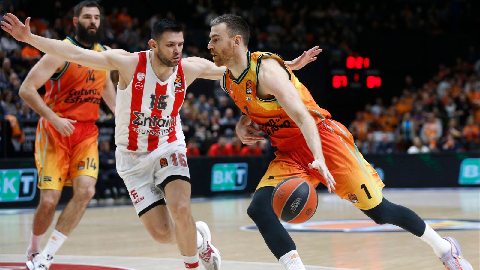 Víctor Claver, en una acció del partit