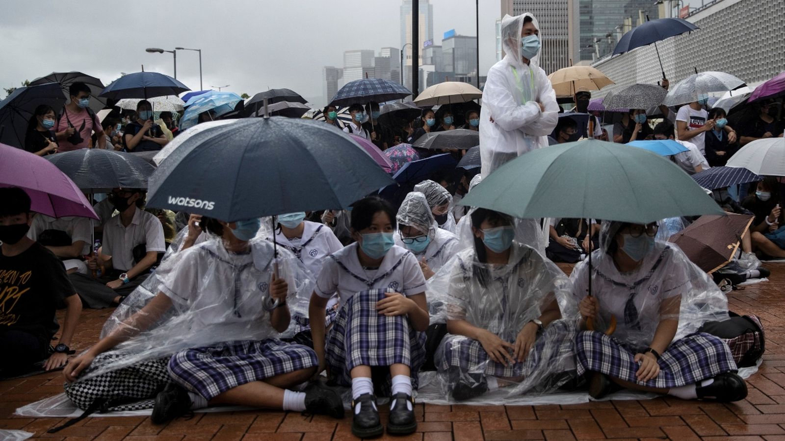 Estudiants hongkonguesos fan una assentada