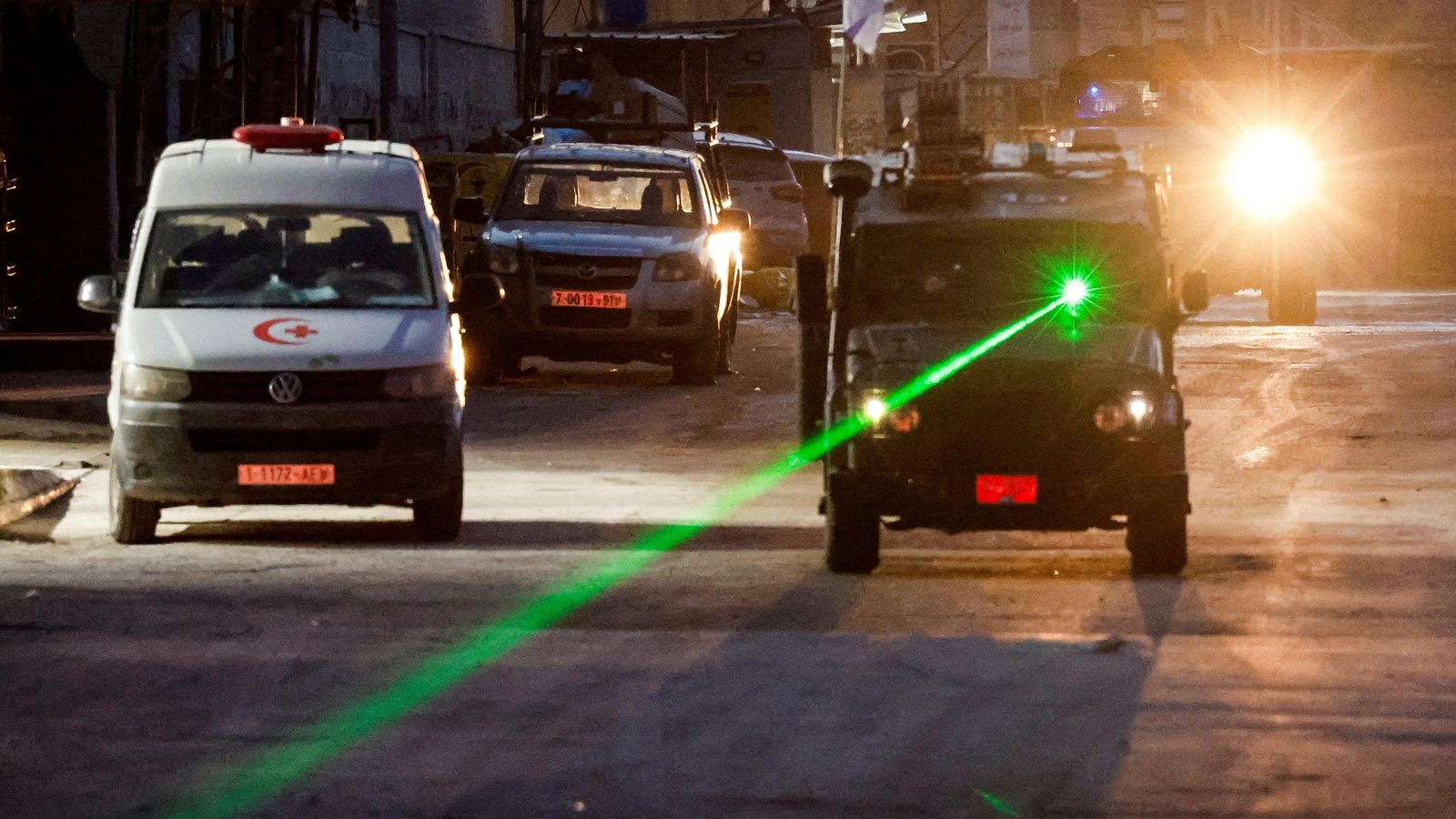 Un vehicle de l'exèrcit d'Israel patrulla els carrers de Jenin