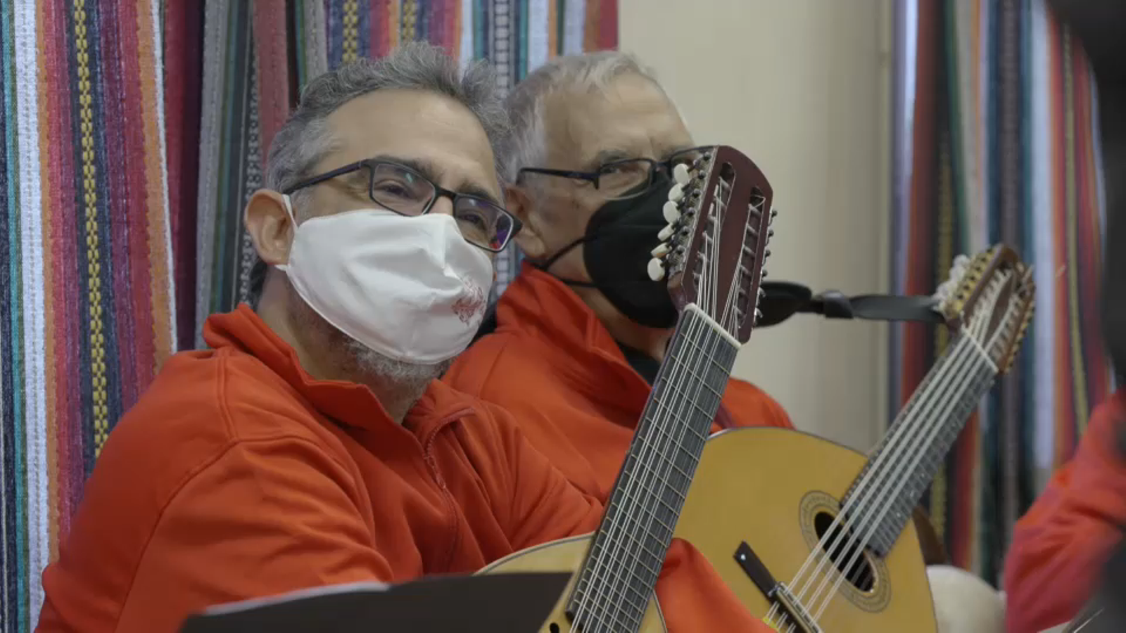 Algunes persones se sorprenen veient cantar albades a Hu Zhao