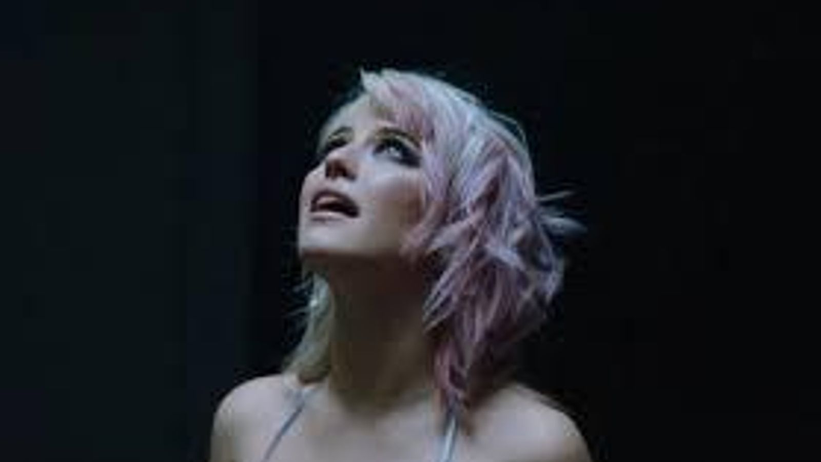 Imatges del videoclip de 'Pido Tregua', el nou senzill d'Alba Reche.