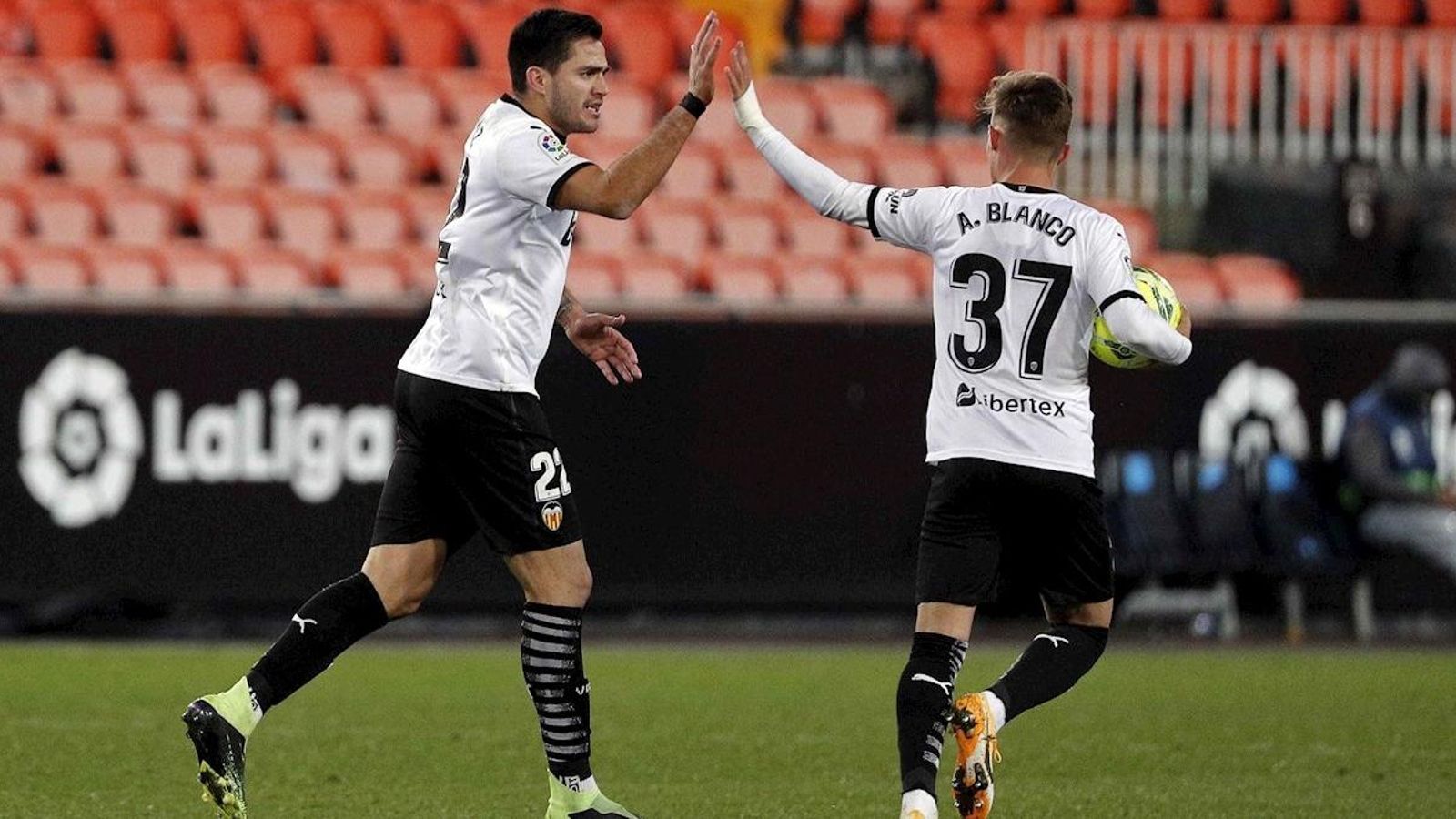 Maxi celebra el gol amb Álex Blanco